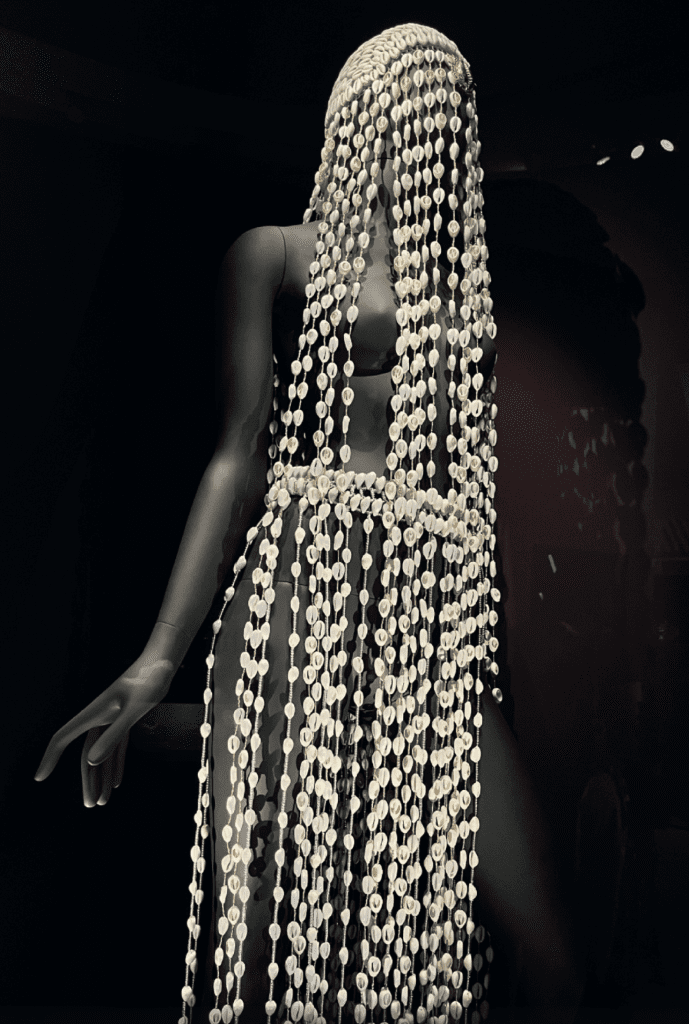 Proportion female museum mannequin